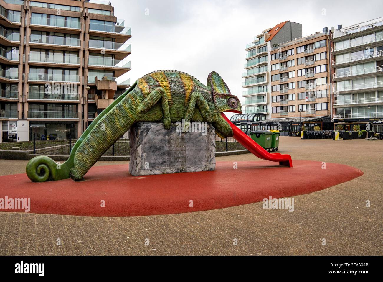 Kunst in Knokke-Heist, Chamäleon, Zunge als Rutsche, von Jeremy Deller, Teil der Beaufort-Triennale, viele permanente Kunstwerke im Öffentlichen Raum Banque D'Images