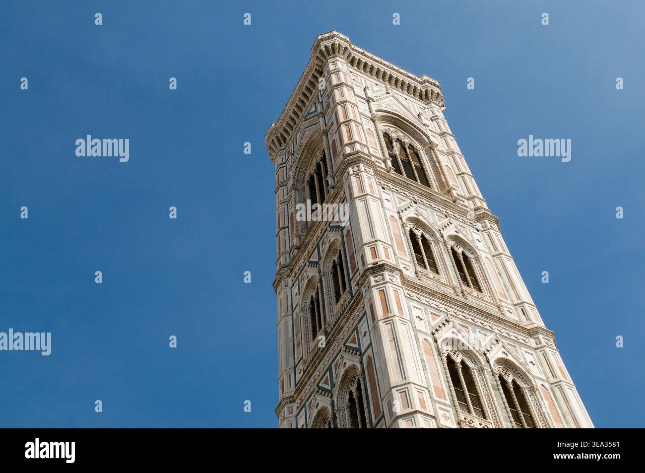 Vue en bas angle du clocher de Giotto sur la cathédrale Santa Maria del Fiore à Florence Banque D'Images