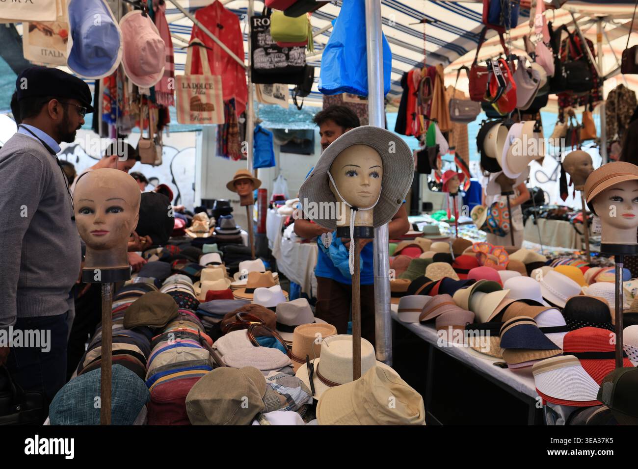 Rome, Italie - 19 avril 2026 : divers types de coiffures, y compris des fedoras, des casquettes plates et des chapeaux de soleil, sont exposés sur des mannequins et des tables dans un Outd Banque D'Images