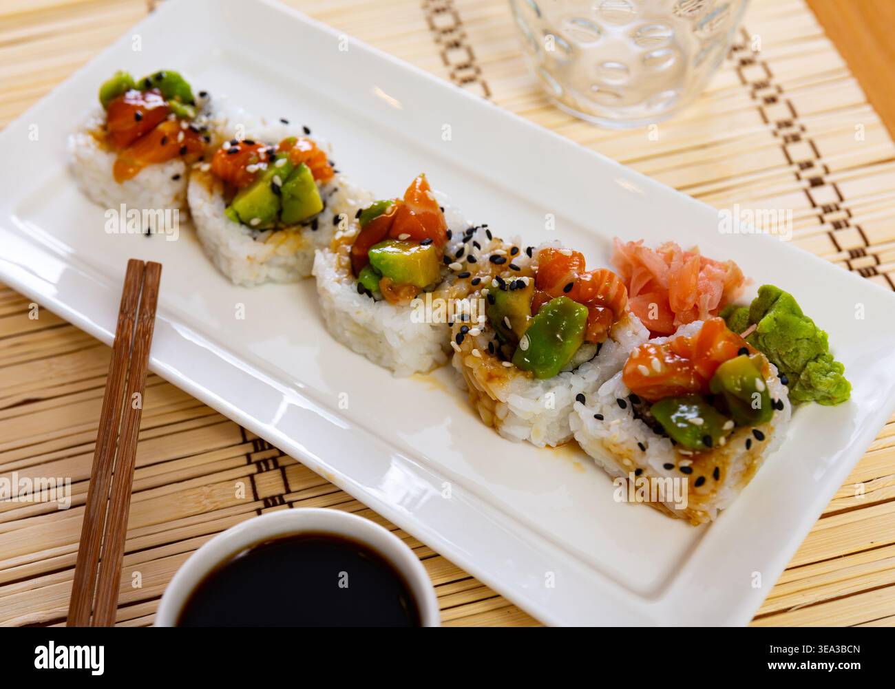 Rouleaux de sushi au crabe, concombre, saumon, avocat assaisonné de sauce unagi Banque D'Images