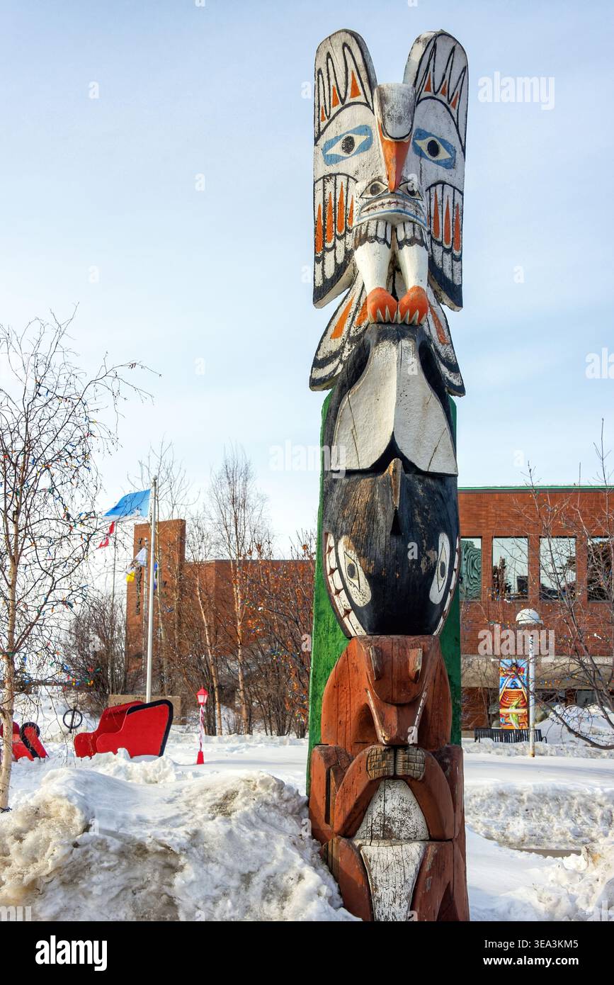 Yellowknife, Canada - le 31 mars 2025 : le totem Nootka situé devant l'hôtel de ville de Yellowknife sert de repère culturel à la ville. C'était Carve Banque D'Images