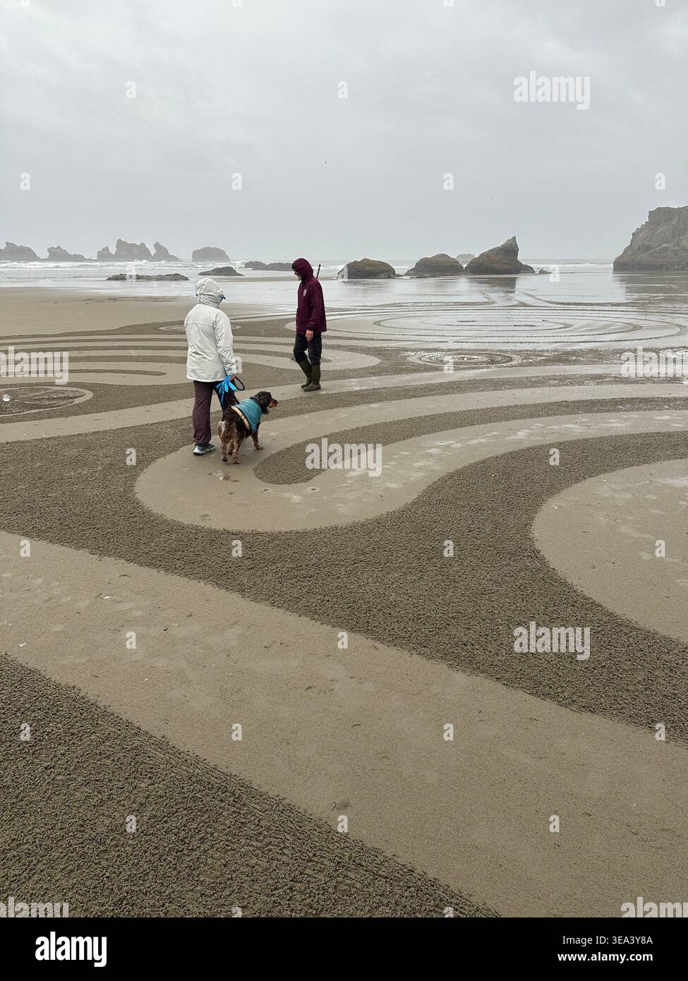 20 avril 2026, Bandon, Oregon, cercles dans le labyrinthe de sable sur face Rock Beach à Bandon, Oregon. Banque D'Images