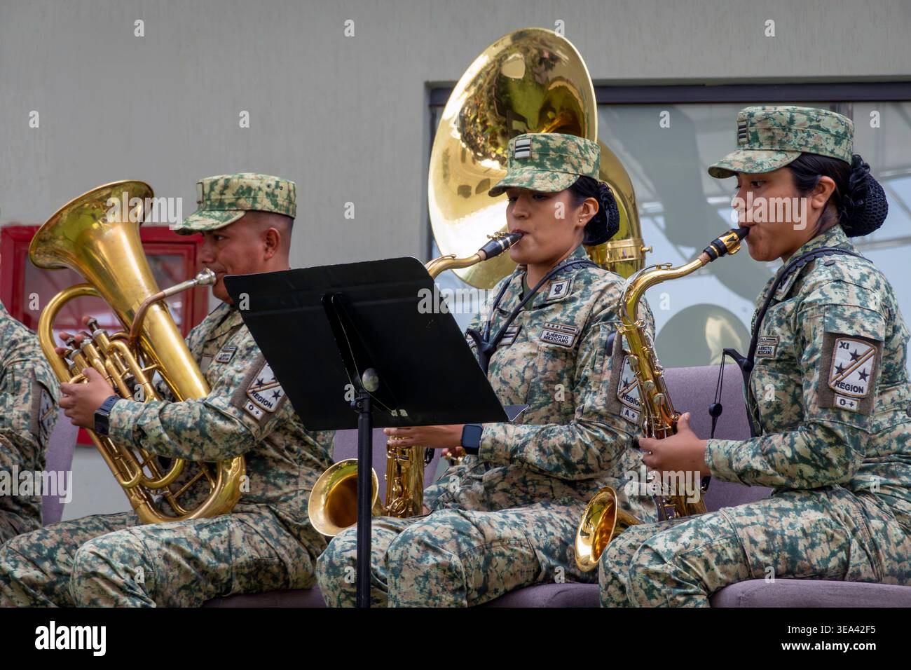 Orchestre de l'armée mexicaine jouant des instruments de musique à vent Banque D'Images