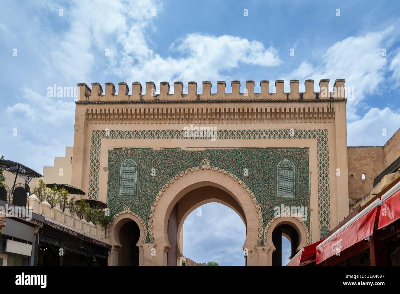 Côté vert de Bab Boujloud - emblématique porte historique de Fès Médina avec de belles tuiles de Zellige, Maroc Banque D'Images