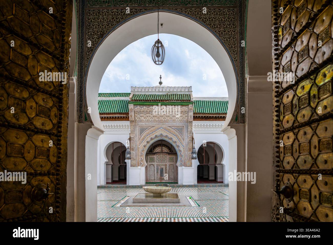 Façade ornée de la Madrasa Bou Inania avec stuc complexe et carreaux de Zellige, Fès, Maroc Banque D'Images