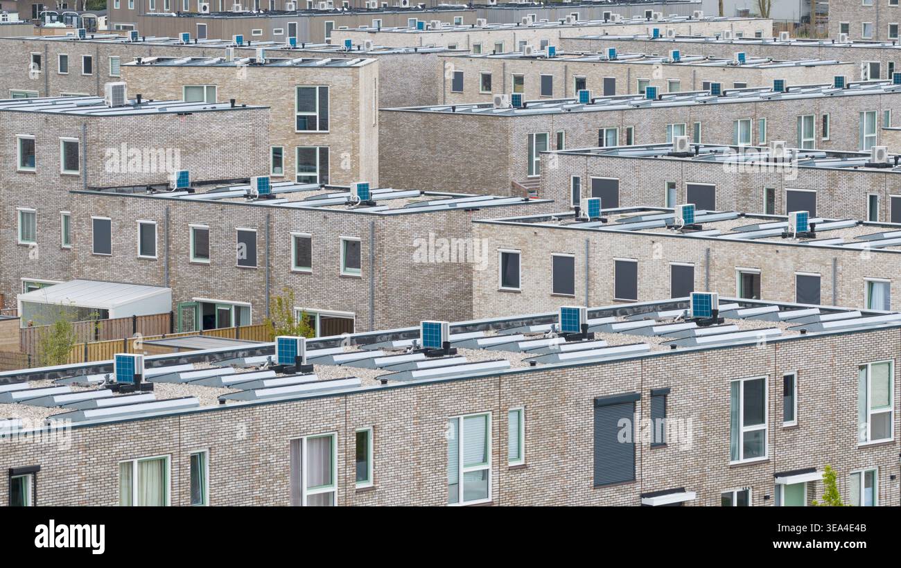 Vue aérienne des toits avec pompes à chaleur installées sur les bâtiments résidentiels, mettant en évidence l'énergie propre, l'électrification de la maison, le chauffage durable, et Banque D'Images