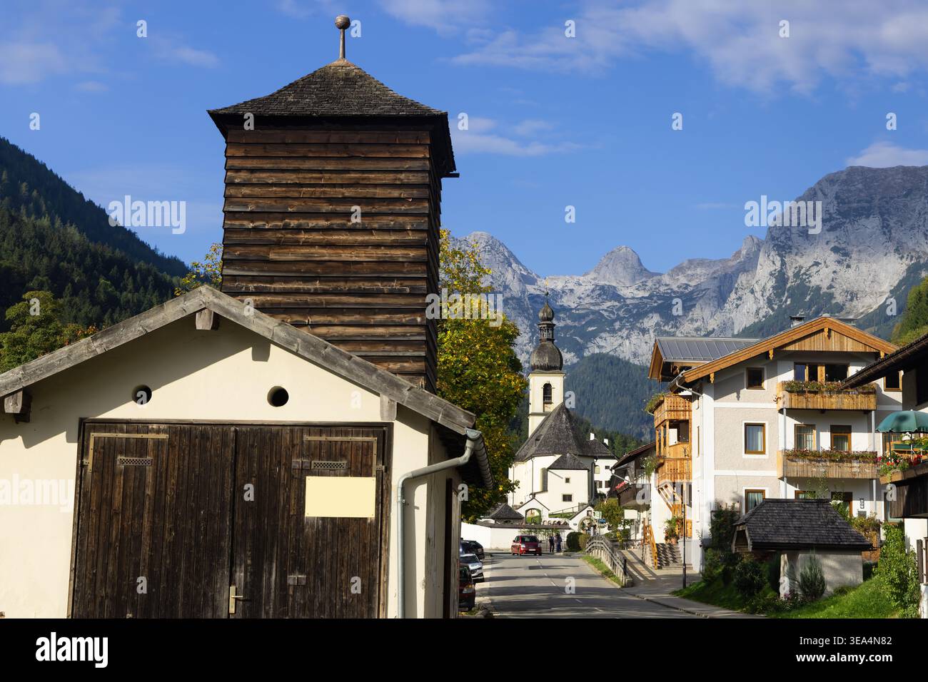 Ramsau BEI Berchtesgaden village avec église, bâtiments traditionnels et montagnes des Alpes sous ciel bleu Banque D'Images