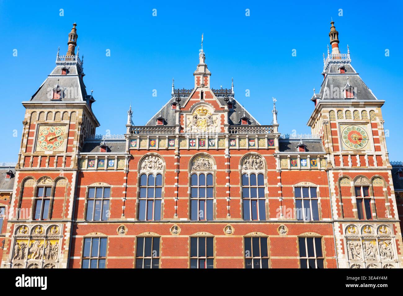 Le bâtiment historique de la gare centrale d'Amsterdam à Amsterdam, pays-Bas Banque D'Images