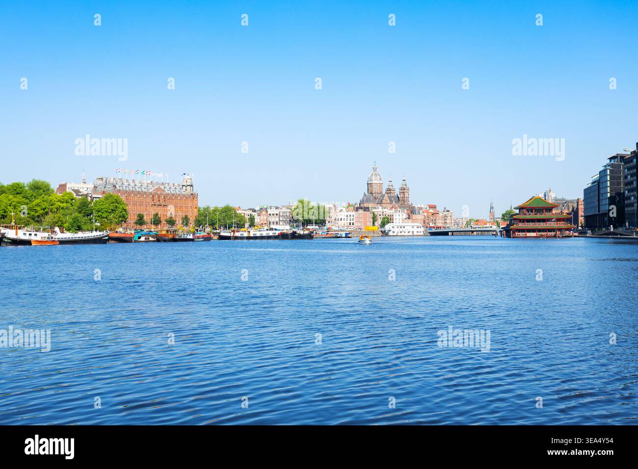 La vue panoramique panoramique sur le port d'Oosterdok avec des bâtiments historiques à Amsterdam, pays-Bas Banque D'Images