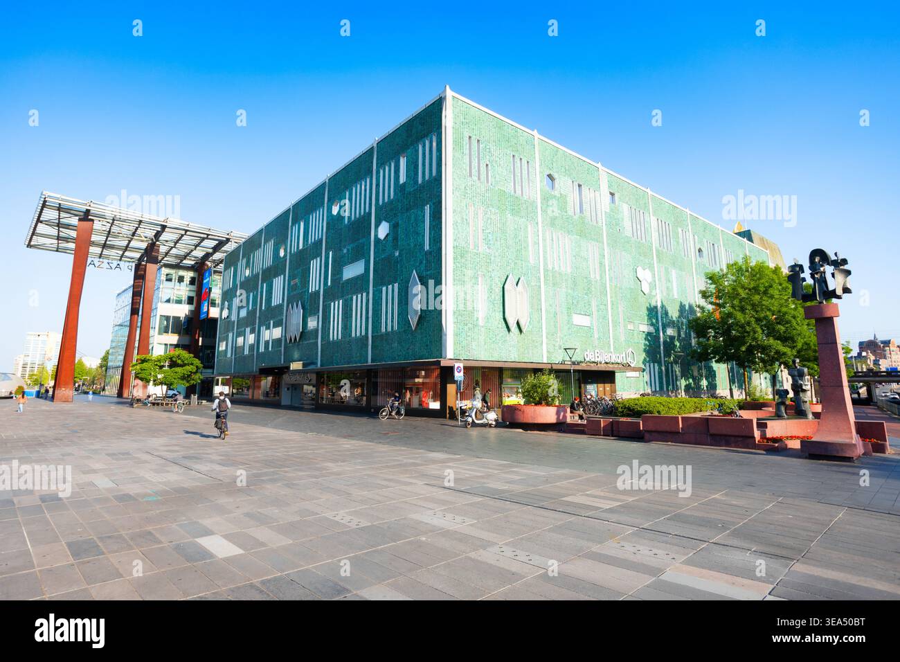 Eindhoven, pays-Bas - 09 juin 2023 : vue sur le célèbre bâtiment vert du centre commercial Bijenkorf dans le centre-ville d'Eindhoven, pays-Bas Banque D'Images