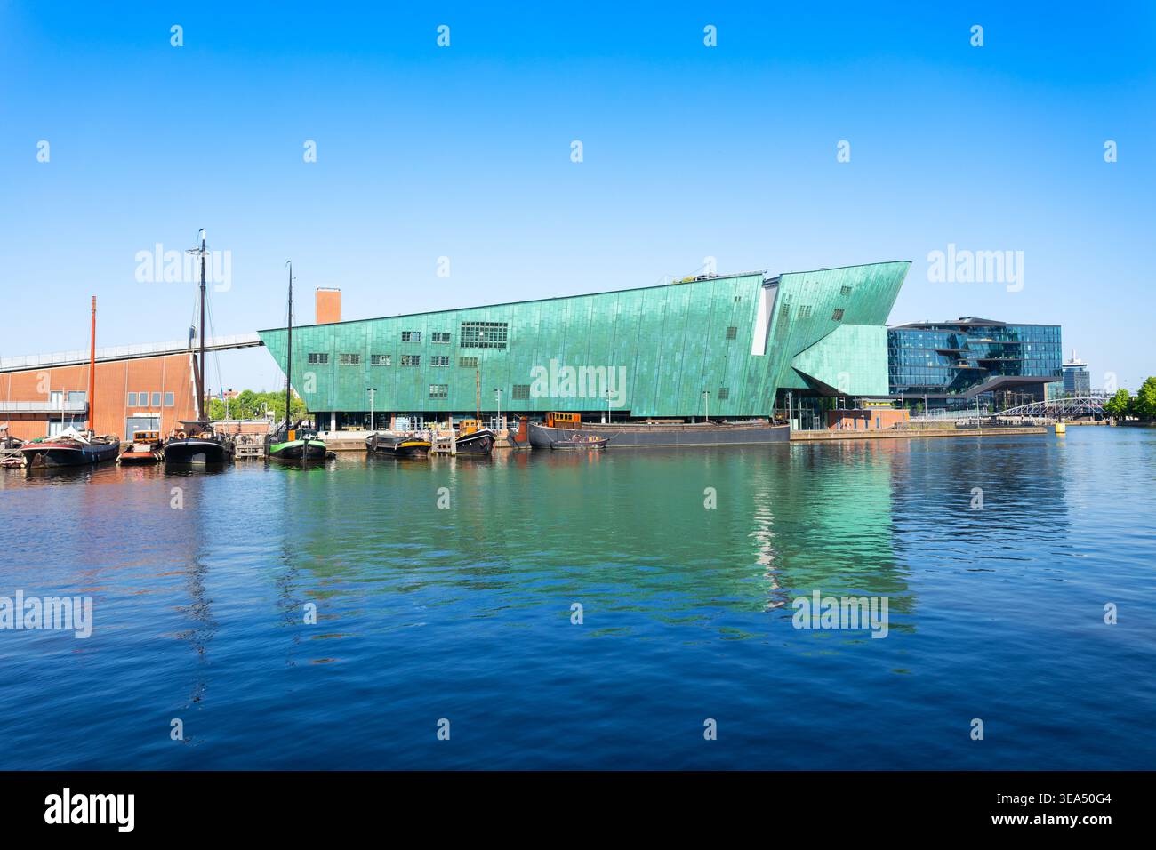 Amsterdam, pays-Bas - 13 juin 2023 : le bâtiment du NEMO Science Museum en forme de navire à Amsterdam, pays-Bas Banque D'Images