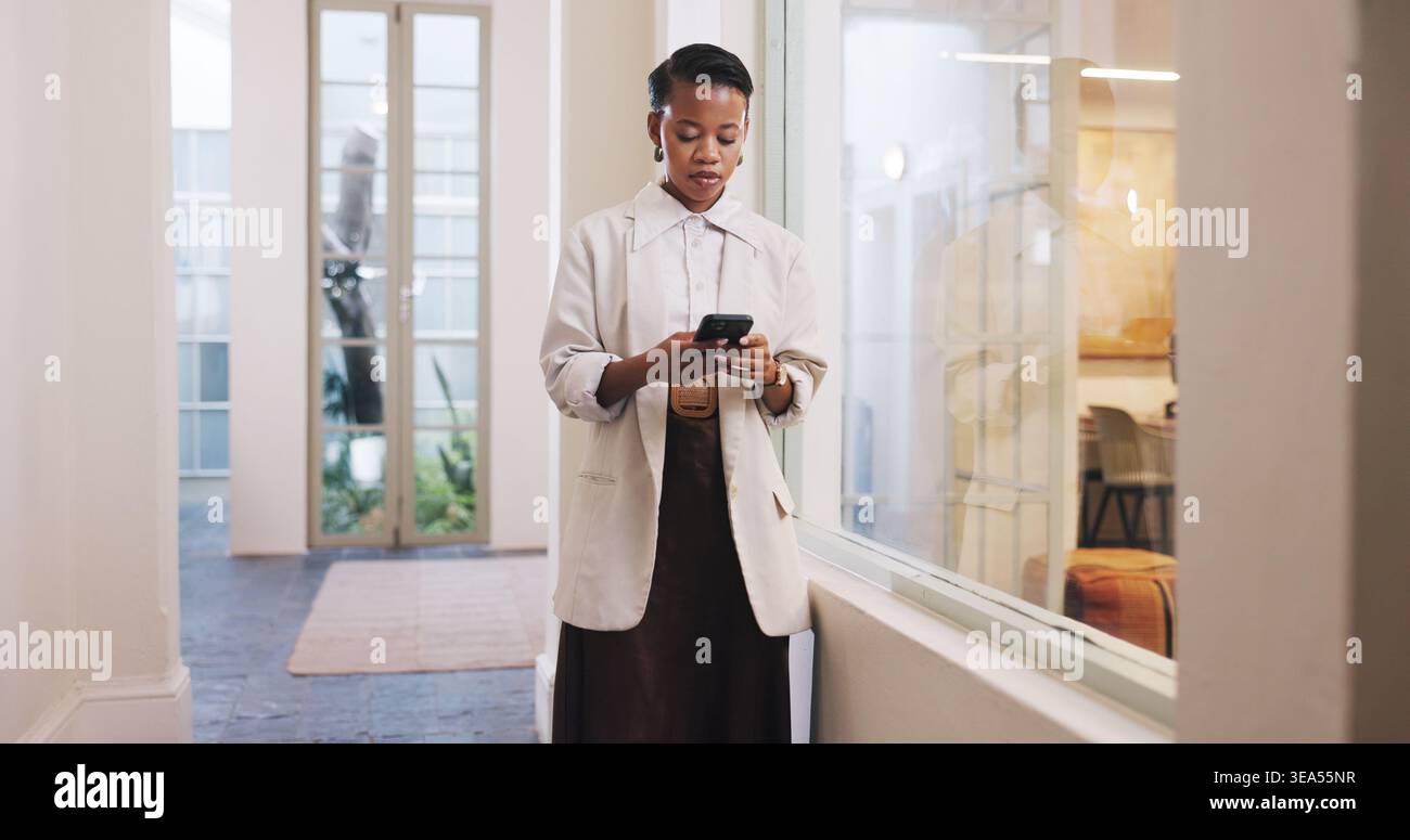 Lecture, planification ou femme noire avec téléphone dans l'agence, vérifier l'email ou planifier la mise à jour de la campagne. Gestion de projet, Internet ou marketing avec tech Banque D'Images