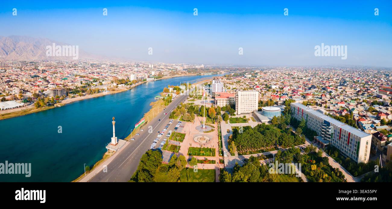 Place du mât de drapeau de Khujand, bâtiment du gouvernement de la province de Sughd et vue panoramique aérienne du parc Rudaki dans la ville de Khujand au Tadjikistan Banque D'Images