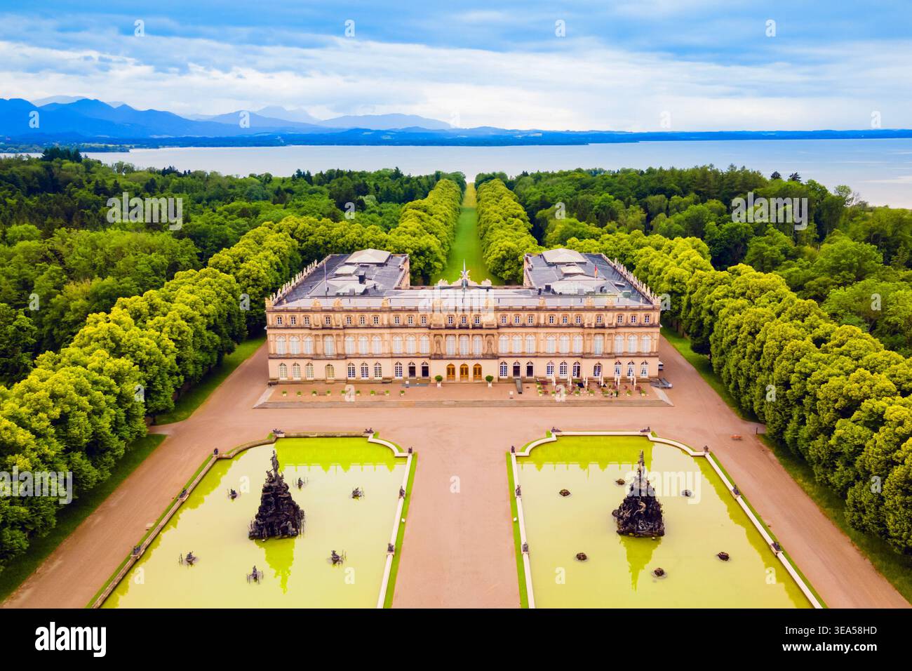 Herrenchiemsee Palace vue panoramique aérienne, c'est un complexe de bâtiments royaux sur Herreninsel, la plus grande île du lac Chiemsee, dans le sud du B Banque D'Images