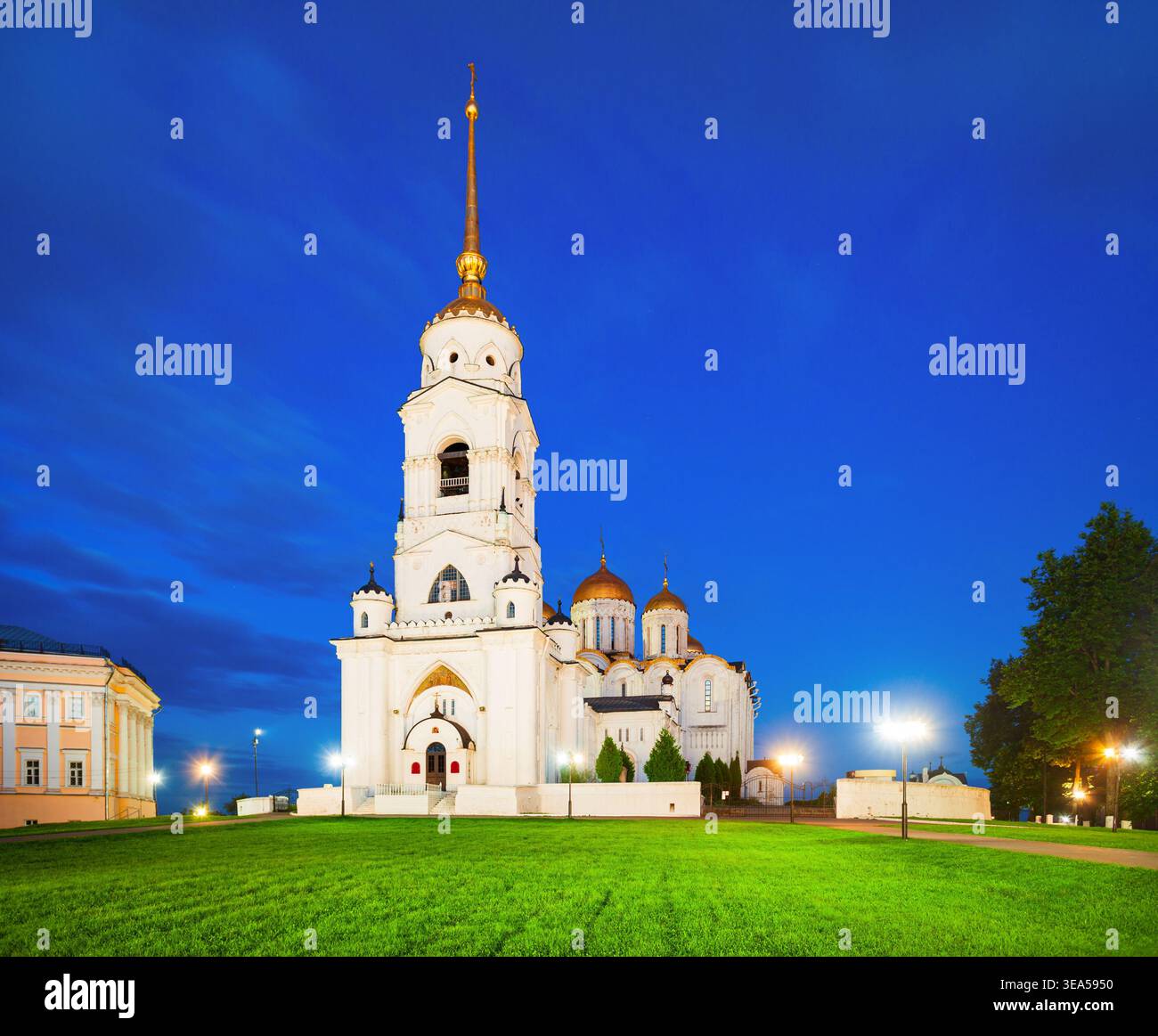 Cathédrale de la Dormition ou de la Sainte Assomption dans la ville de Vladimir, anneau d'or de la Russie au coucher du soleil Banque D'Images