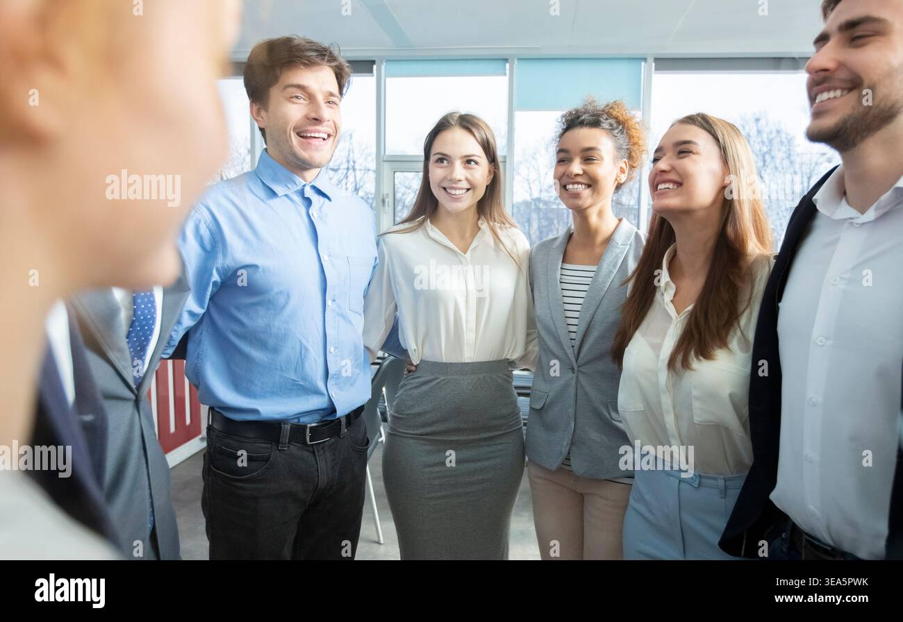 Concept d'unité. De heureux collègues d'affaires se liant en cercle Banque D'Images