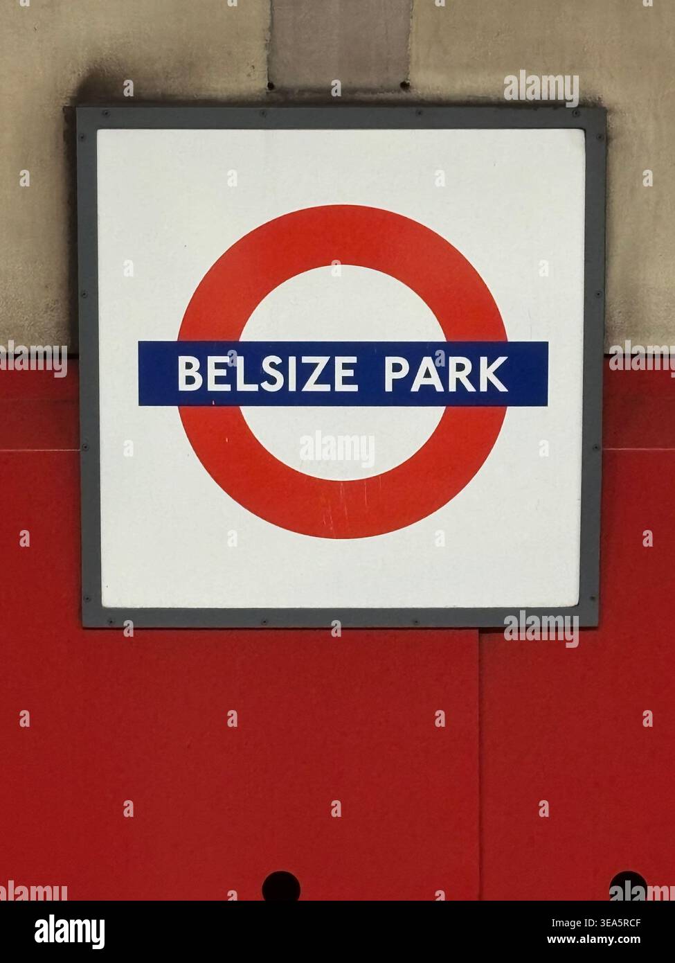 Belsize Park Underground Station Railway Platform Sign on the Northern Line, Hamstead, Camden, Londres, Royaume-Uni Banque D'Images