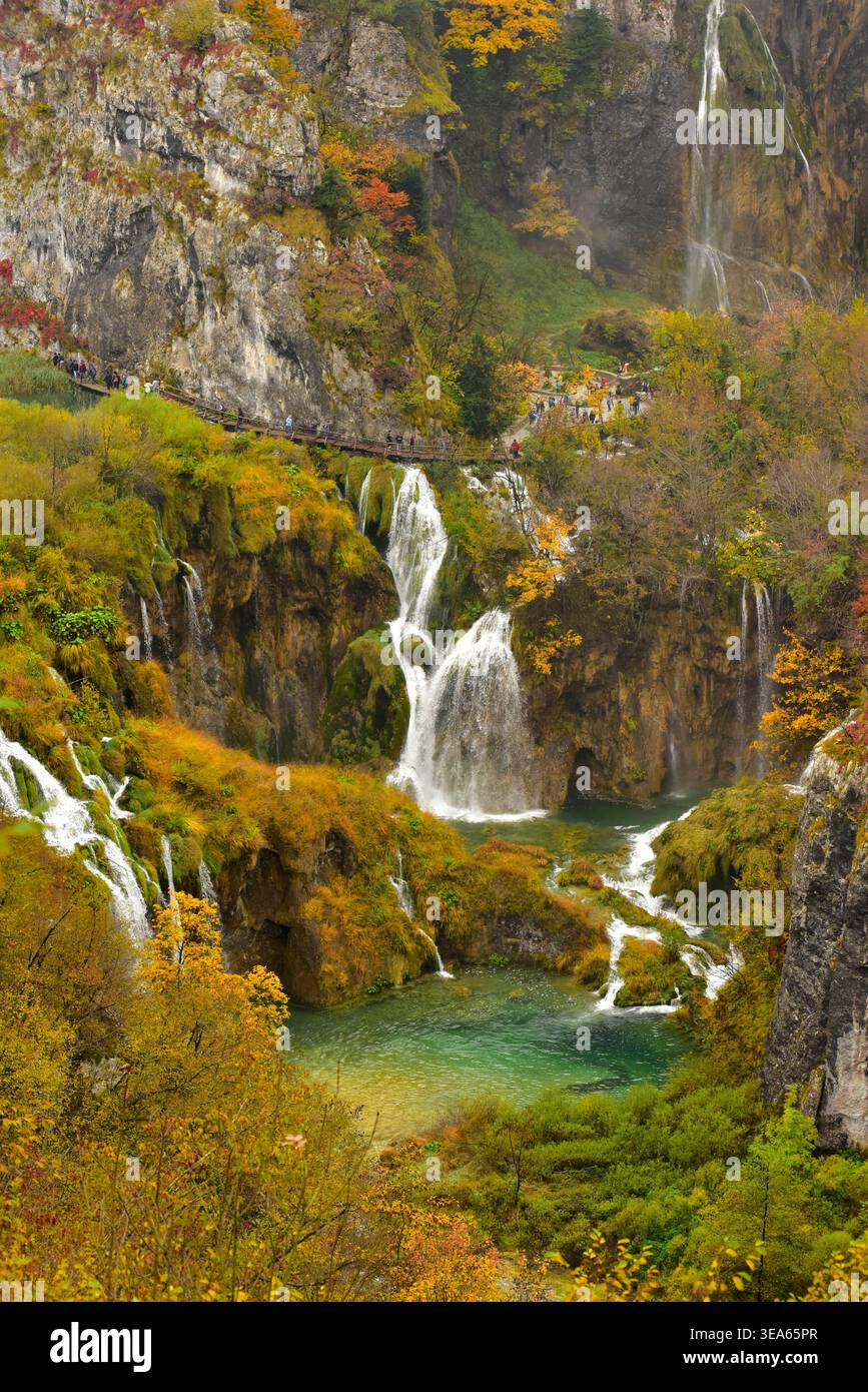 Parc national des lacs de Plitvice, patrimoine mondial de l'UNESCO. Lacs inférieurs et végétation riveraine en automne. Comté de Lika-Senj et comté de Karlovac, Croatie. Banque D'Images