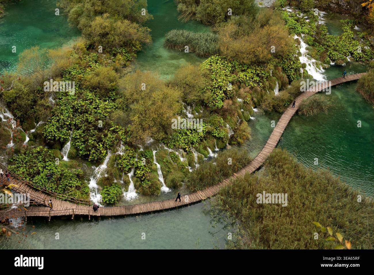 Parc national des lacs de Plitvice, patrimoine mondial de l'UNESCO. Lacs inférieurs et végétation riveraine en automne. Comté de Lika-Senj et comté de Karlovac, Croatie. Banque D'Images
