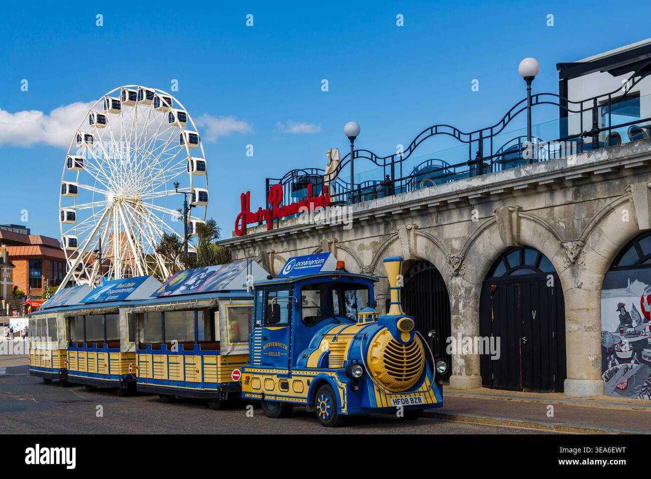 Bournemouth belle Landtrain sur la promenade avec Big Wheel at Pier Approach derrière à Bournemouth, Dorset en avril Banque D'Images