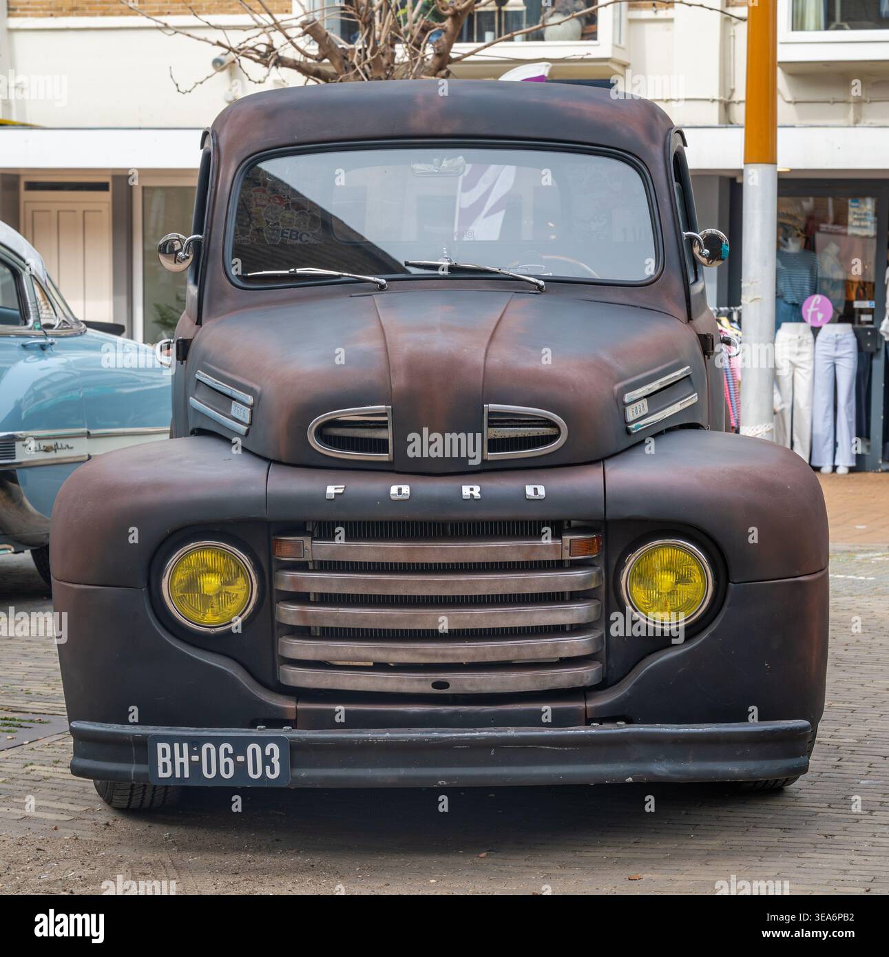 Katwijk aan Zee, pays-Bas, 11.04.2026, Ford F1 1949, première génération de camionnette américaine classique au salon de l'ancienne voiture Banque D'Images