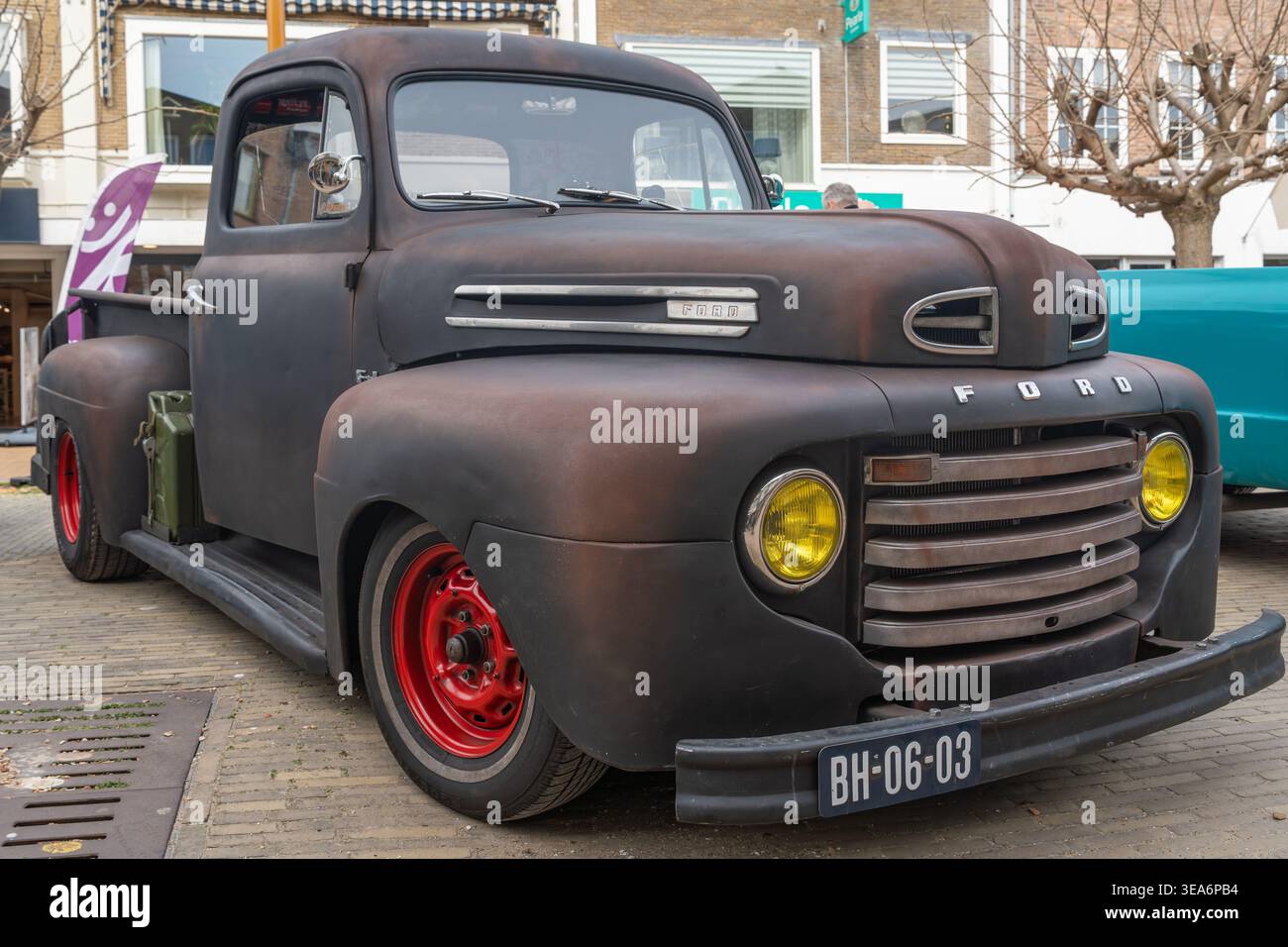 Katwijk aan Zee, pays-Bas, 11.04.2026, Ford F1 1949, première génération de camionnette américaine classique au salon de l'ancienne voiture Banque D'Images