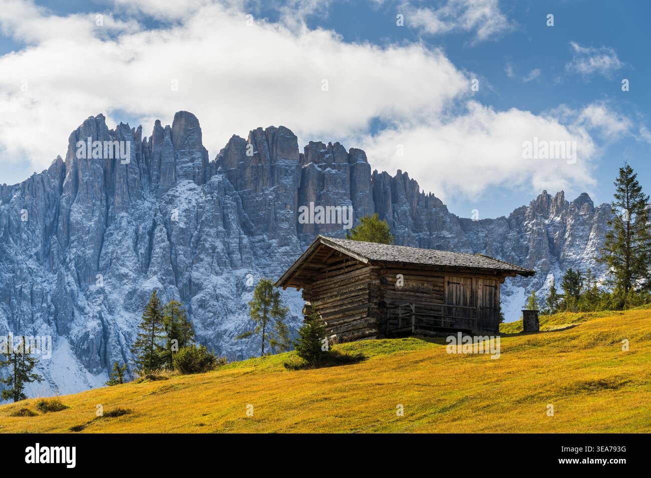 Cabane de montagne devant le massif du Latemar, Trentin-Haut-Adige, Italie Banque D'Images