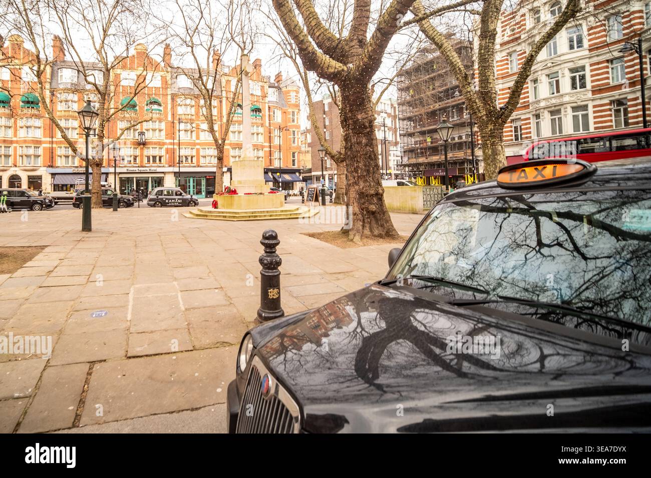 LONDRES - 09 MAI 2026 : Sloane Square – Black London taxi et venus Fountain Street scène. Banque D'Images