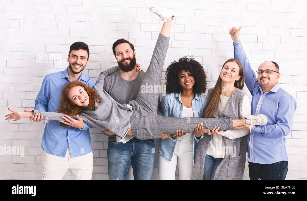 Portrait de groupe de population multiethnique holding ami Banque D'Images