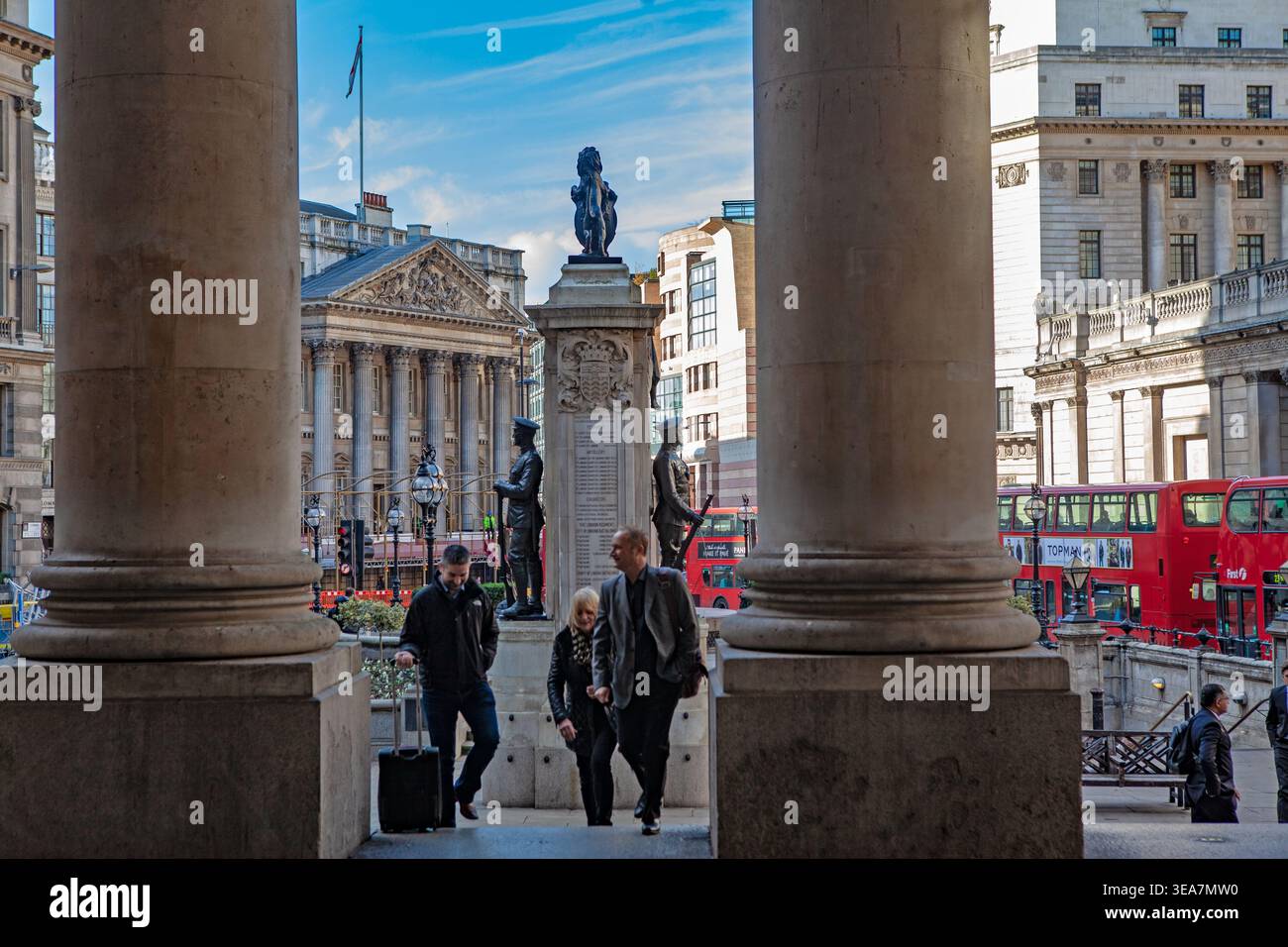 Vue de la Royal Exchange vers la Banque d'Angleterre (à droite) et Mansion House (à gauche), le siège du Lord Mayor, Haymarket, City of London, Lond Banque D'Images