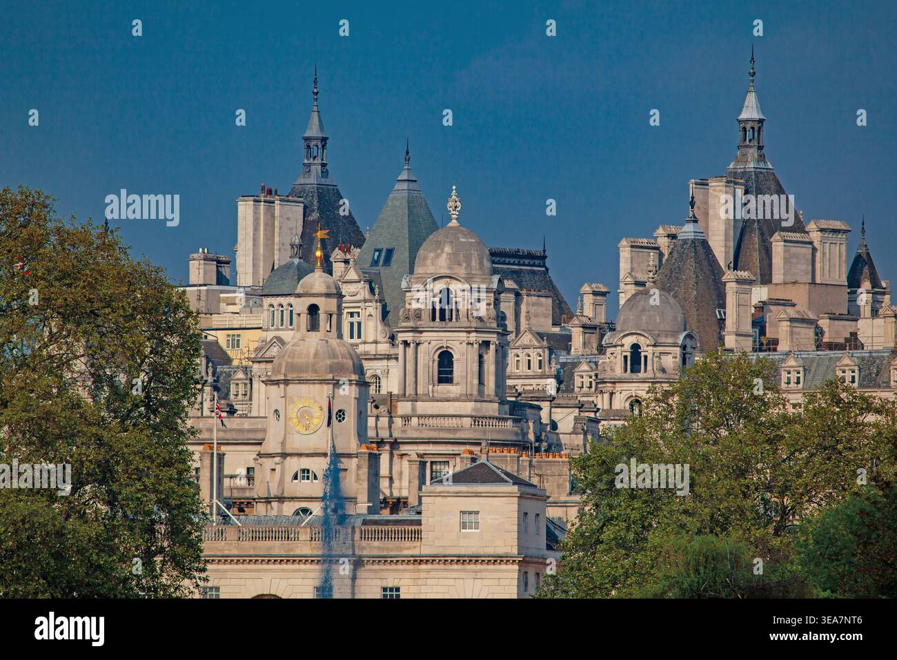 Vue depuis : James's Park of the Rooftops of White Hall, City of Westminster, Londres, Angleterre, Royaume-Uni Banque D'Images