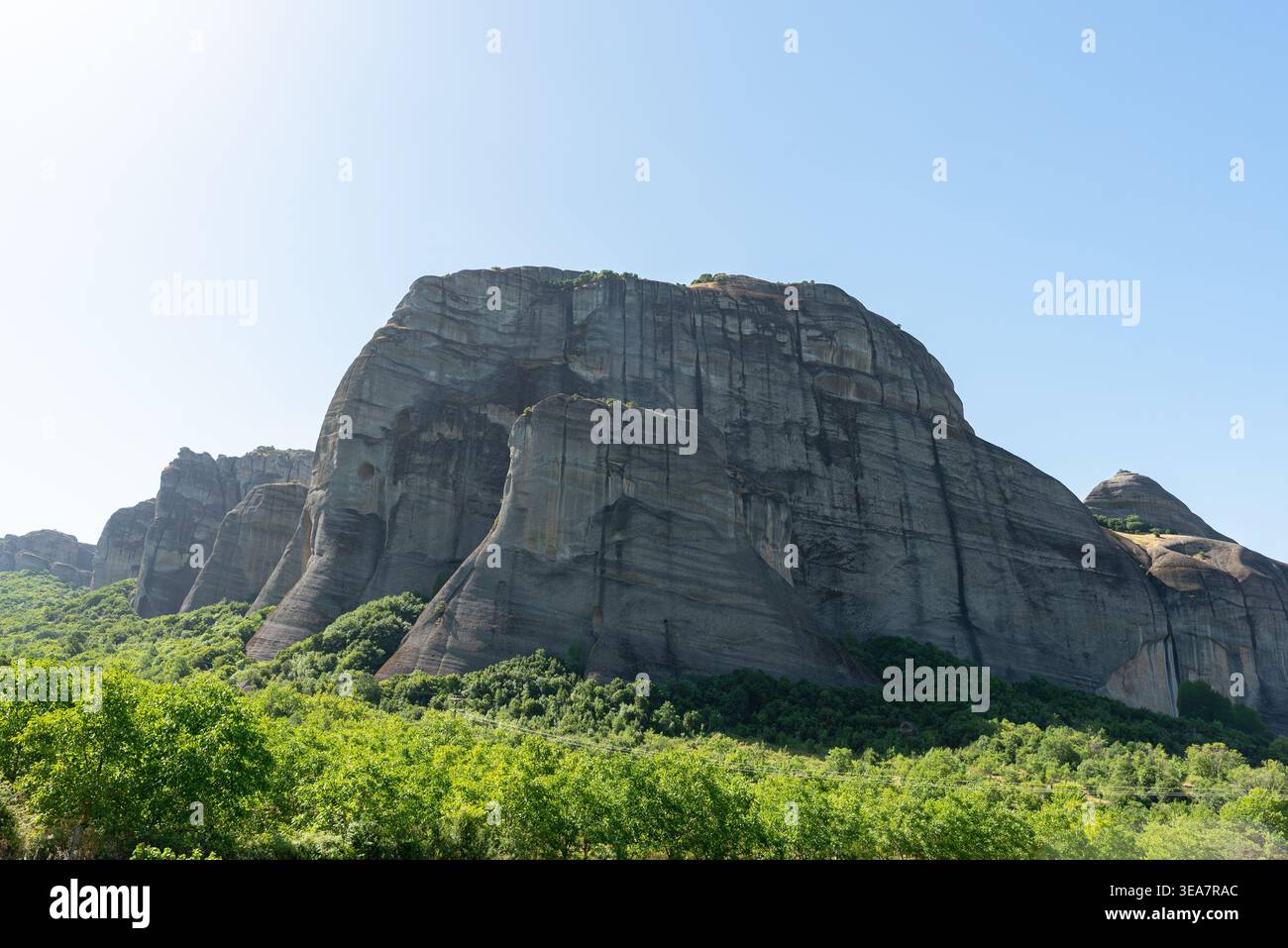 Les grandes montagnes de pierre sous le ciel bleu. Banque D'Images