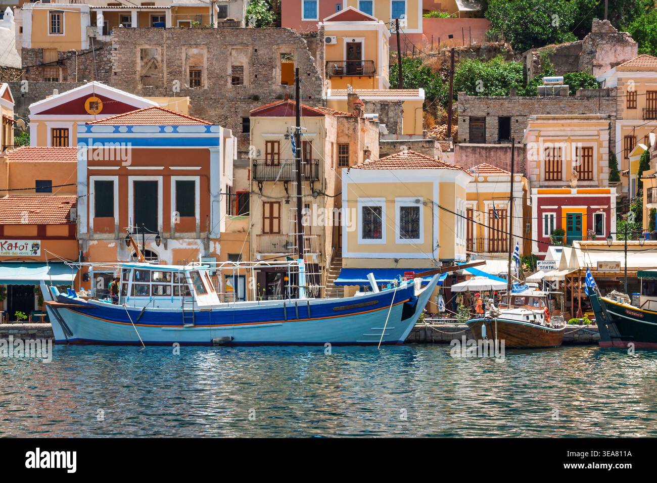 Dans le port de l'île de Symi, mer Égée, Grèce Banque D'Images