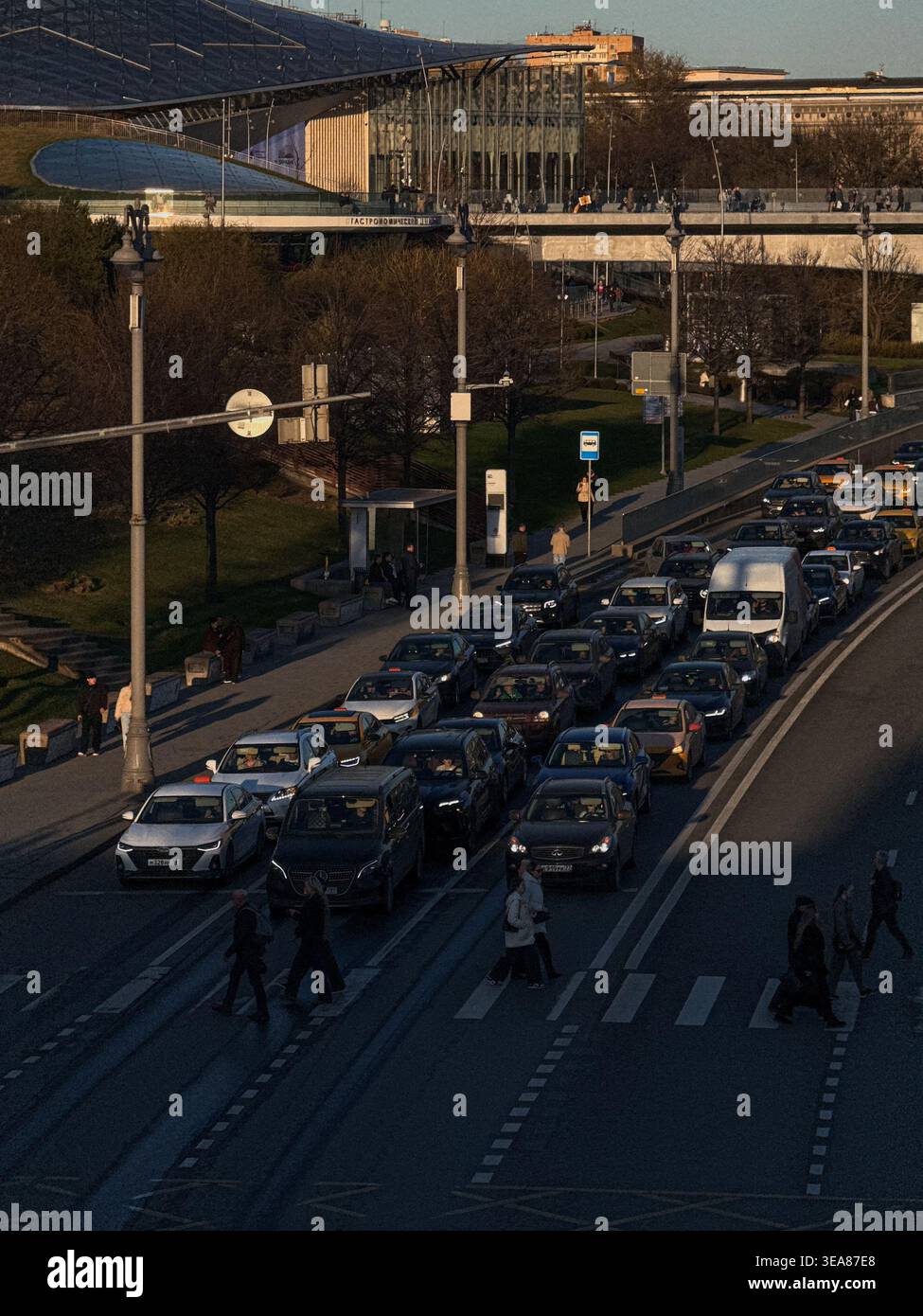 Rue pleine de voitures avec des gens sur le passage pour piétons - Image de stock capturée avec un smartphone