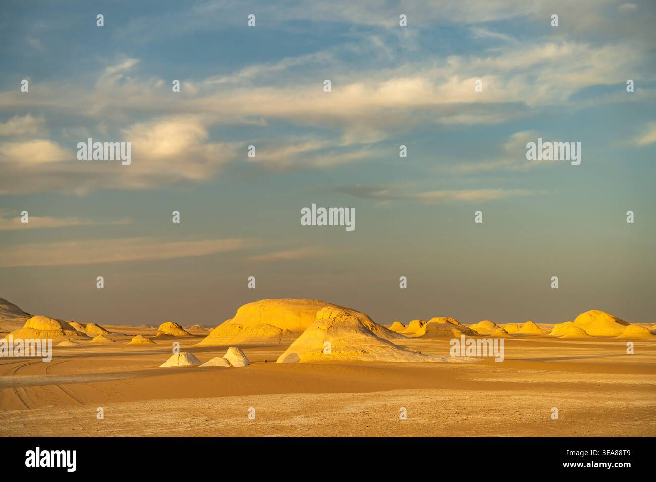 Formations de calcaire blanc dans le Parc National du désert Blanc dans la partie égyptienne du désert libyen, Egypte, Afrique Banque D'Images