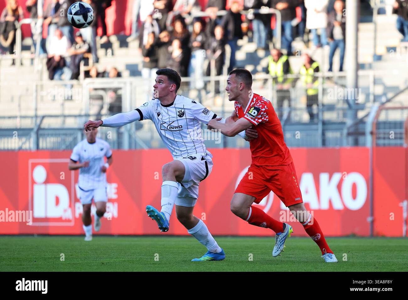 Mainz, Allemagne 21 avril 2026 : Ligue régionale [ligue régionale] Sud-Ouest - 2025/2026 - Journée 30 - 1. FSV FSV Mainz 05 II contre SV Sandhausen dans l'image : de gauche à droite, dans le duel Robert Ramsak (SV) contre Philipp Schulz (Mayence). Banque D'Images