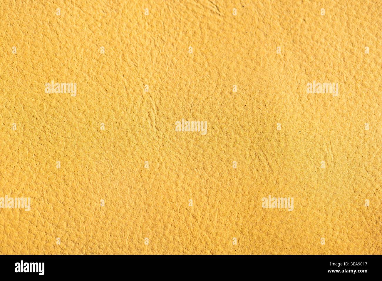 Texture de cuir jaune gros plan, fond de matériau de luxe à grain naturel Banque D'Images