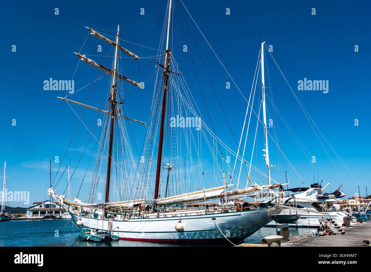 La goélette Sir Robert Baden-Powell a amarré à un quai à Porto Rotondo, Sardaigne, Italie, sous un ciel bleu clair avec des yachts à proximité. Banque D'Images