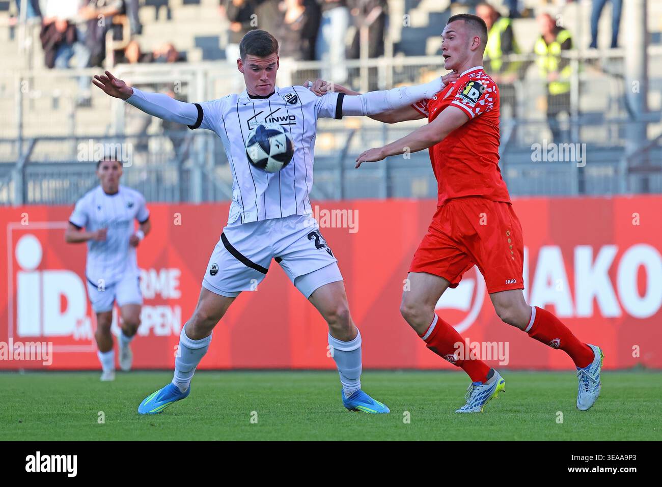 Mayence, Allemagne 21 avril 2026 : Ligue régionale [ligue régionale] Sud-Ouest - 2025/2026 - Journée 30 - FSV FSV Mayence 05 II contre SV Sandhausen dans l'image : de gauche à gauche dans le duel Robert Ramsak (SV) contre Philipp Schulz (Mayence). Banque D'Images