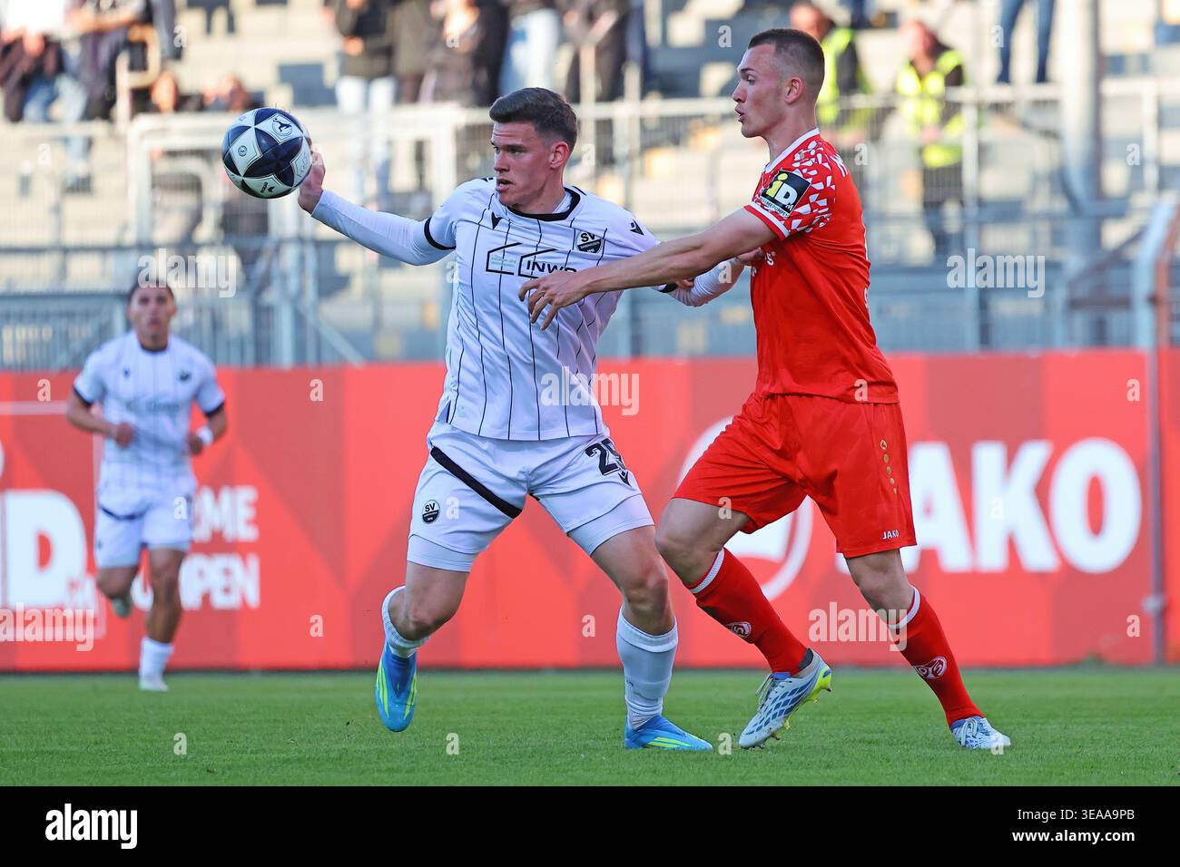 Mayence, Allemagne 21 avril 2026 : Ligue régionale [ligue régionale] Sud-Ouest - 2025/2026 - Journée 30 - FSV FSV Mayence 05 II contre SV Sandhausen dans l'image : de gauche à gauche dans le duel Robert Ramsak (SV) contre Philipp Schulz (Mayence). Banque D'Images