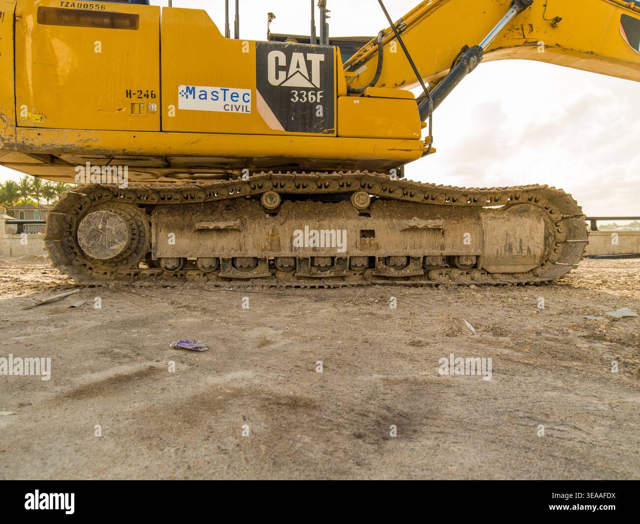 États-Unis, Hollywood, Floride - 5 avril 2026 : angle latéral de la pelle hydraulique Caterpillar CAT 336F avec logo Mastec civil stationnée sur un chantier sablonneux. Banque D'Images