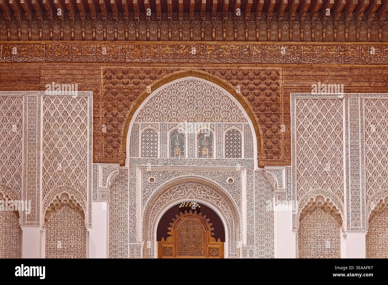 316 bois richement sculpté et stuc richement sculpté, façade NW abritant la porte d'écran de la cour Ben Youssef Madrasa. Marrakech-Maroc. Banque D'Images