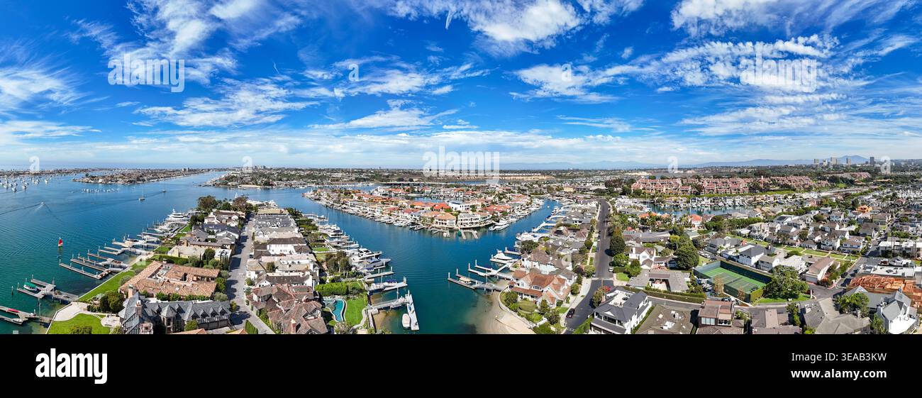 Bateaux de luxe et maisons à Newport Beach dans le comté d'Orange, Californie du Sud Banque D'Images