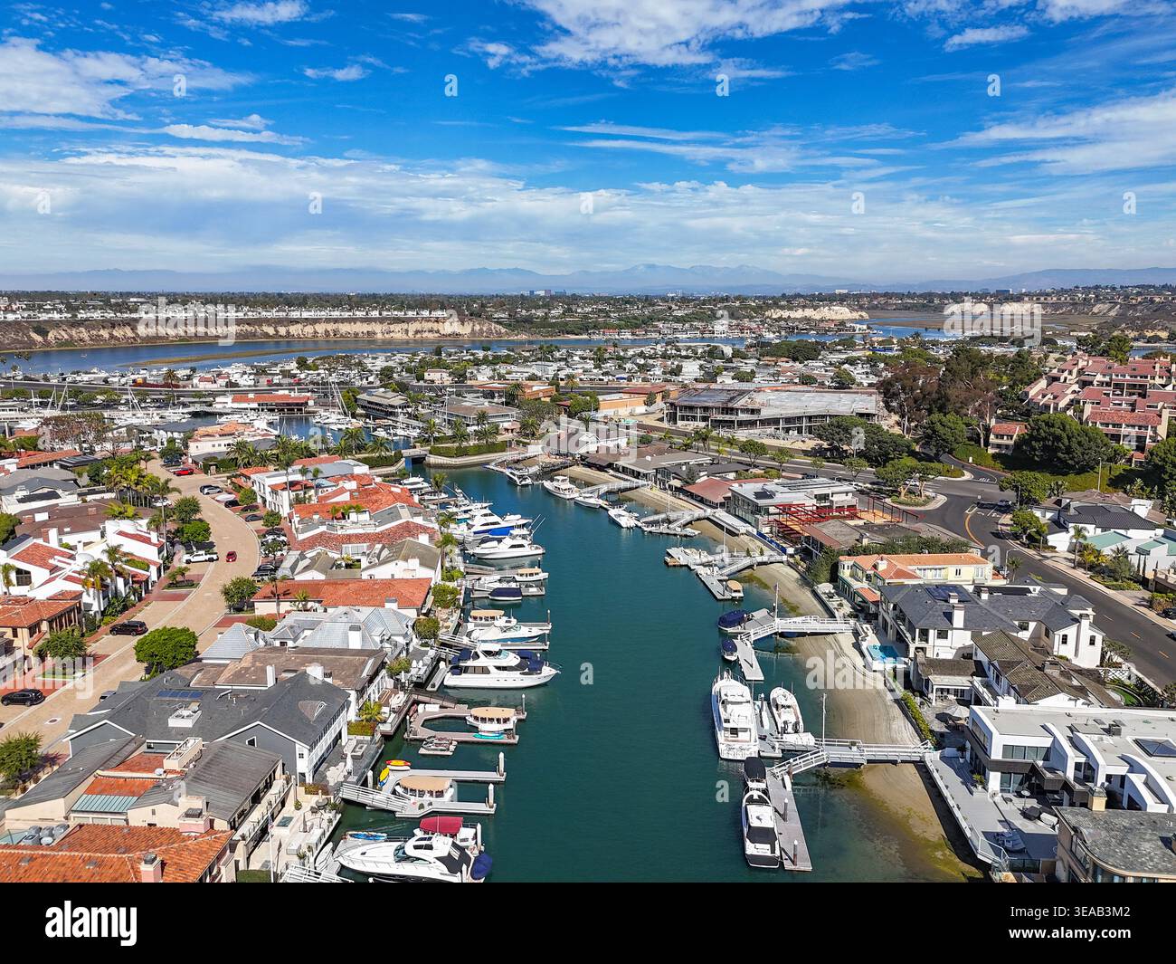 Maisons de luxe en bord de mer le long des canaux à Newport Beach dans le comté d'Orange, Californie du Sud Banque D'Images