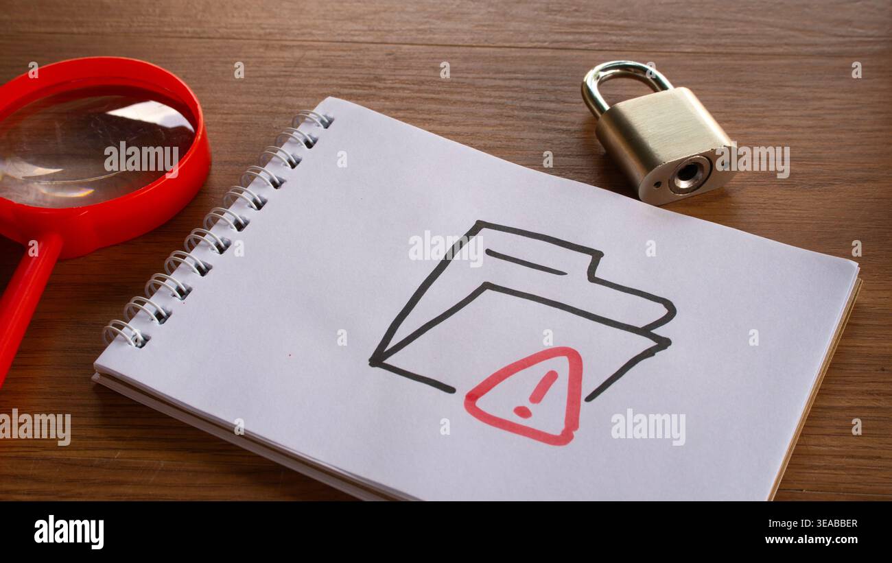 Icône de dossier dessinée à la main avec un triangle d'avertissement rouge et un point d'exclamation sur un bloc-notes en spirale, avec cadenas physique et loupe sur un Banque D'Images