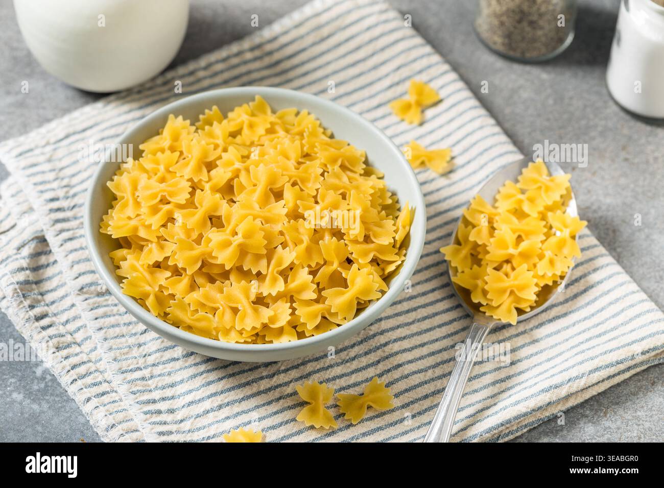 Pâtes biologiques à nouer au noeud au Mini Farfalle dans un bol Banque D'Images
