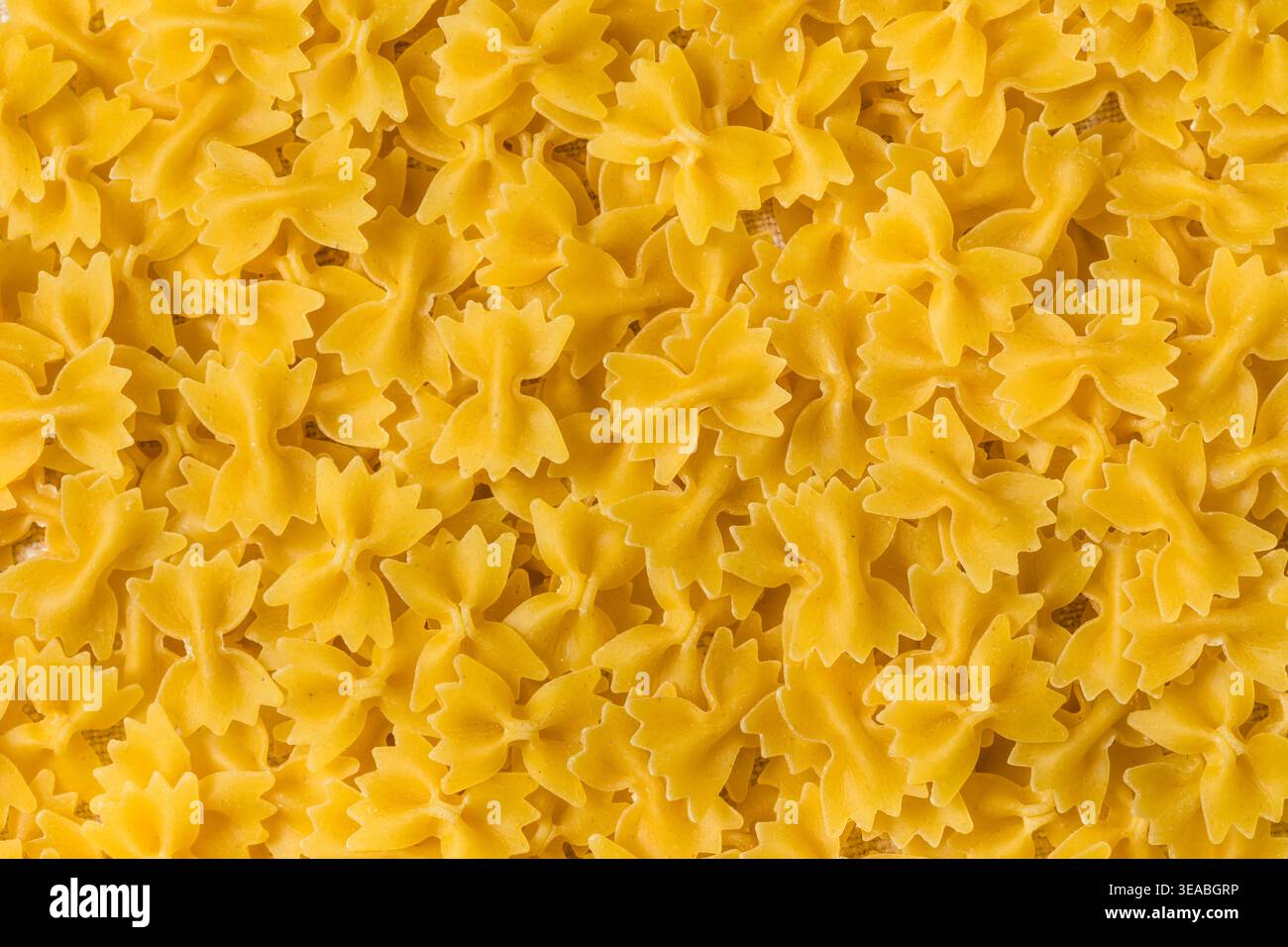 Pâtes biologiques à nouer au noeud au Mini Farfalle dans un bol Banque D'Images