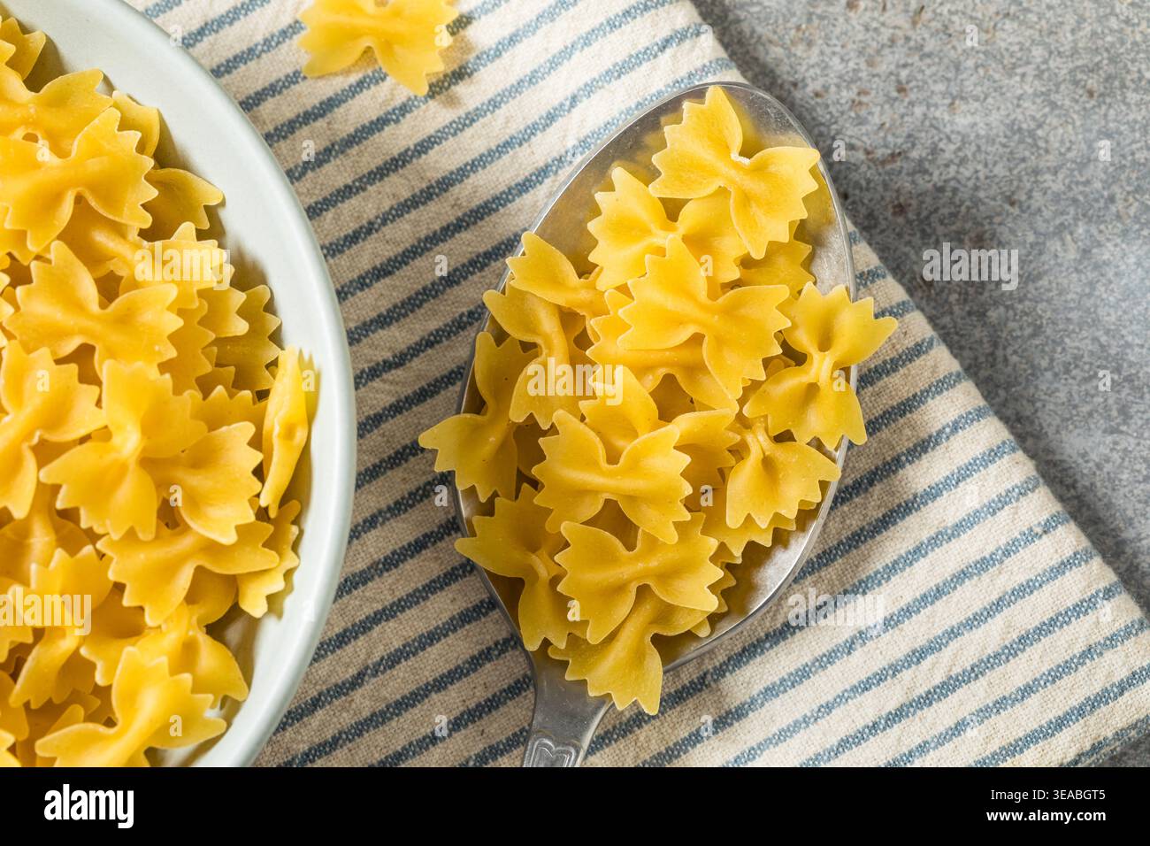 Pâtes biologiques à nouer au noeud au Mini Farfalle dans un bol Banque D'Images