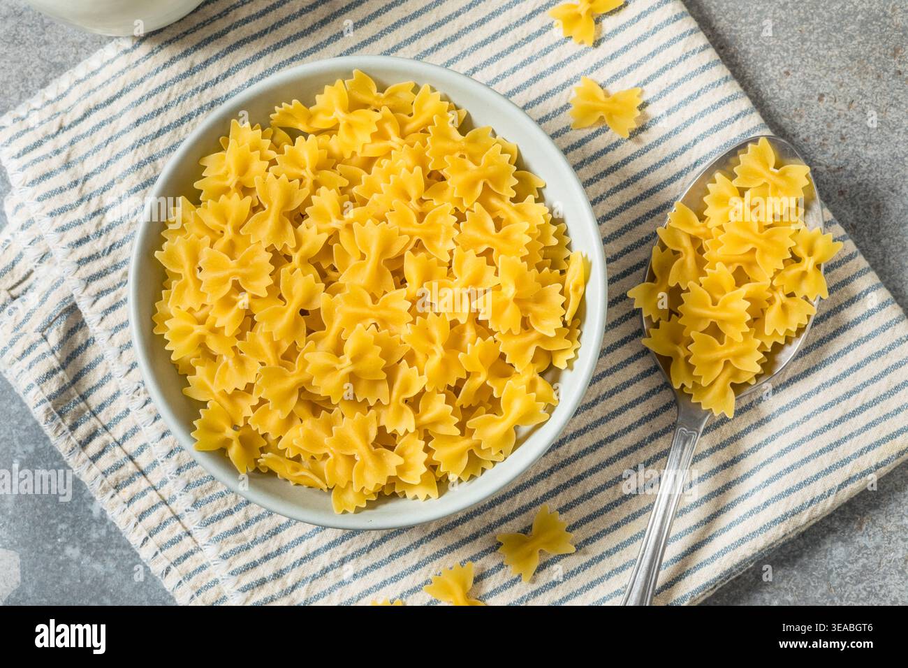 Pâtes biologiques à nouer au noeud au Mini Farfalle dans un bol Banque D'Images
