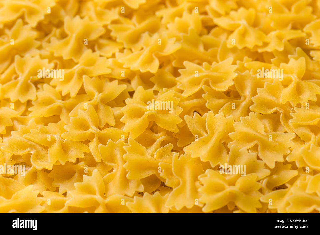 Pâtes biologiques à nouer au noeud au Mini Farfalle dans un bol Banque D'Images